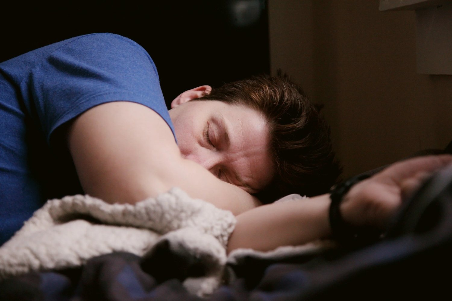 7 Effective Ways to Fix Aching Hips While Sleeping (And Why It Keeps Happening)